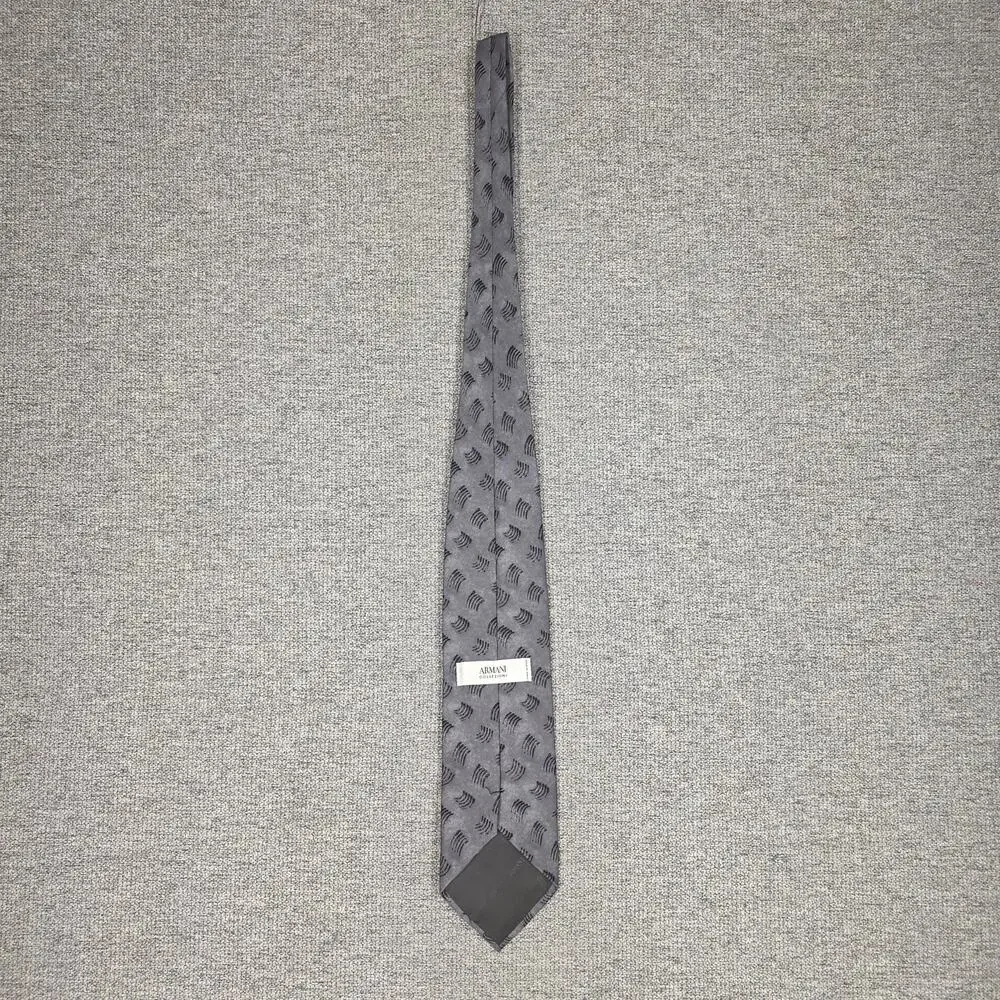 ARMANI COLLEZIONI MEN'S DESIGNER SILK TIE – GRAY WAVED PATTERN – 4” WIDTH